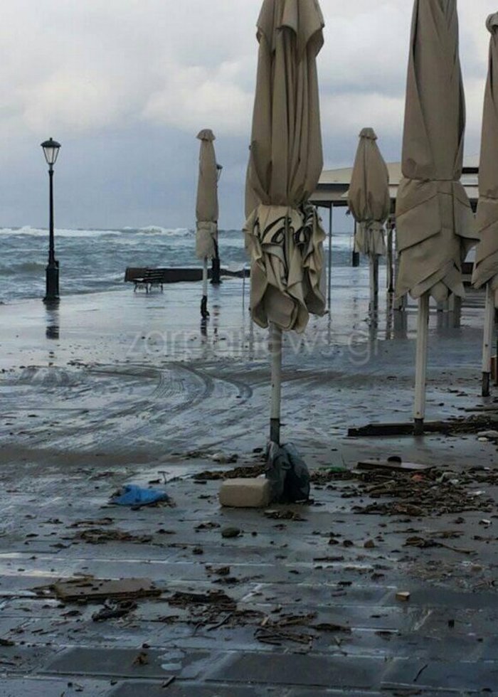 Απίστευτο θέαμα: Ο καιρός έβγαλε σκουπίδια από τη θάλασσα στα Χανιά - εικόνα 3