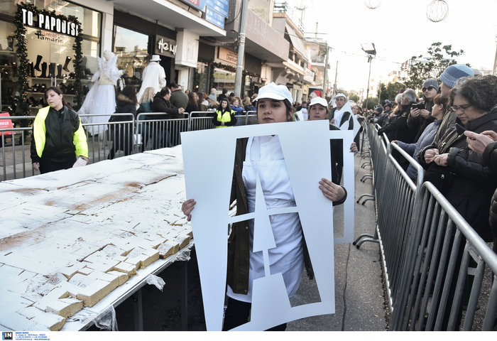 Περιστέρι: Βασιλόπιτα γίγας 5 τόνων & 300 τμ,  με 200 φλουριά! - εικόνα 2