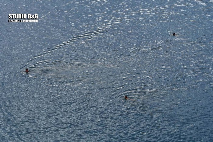 Ποια χιόνια; Στο Ναύπλιο κάνουν μπάνιο την Πρωτοχρονιά [εικόνες]