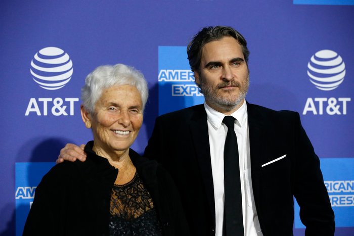 Ο Joaquin Phoenix σε φεστιβάλ σινεμά με τη μητέρα του [εικόνες]