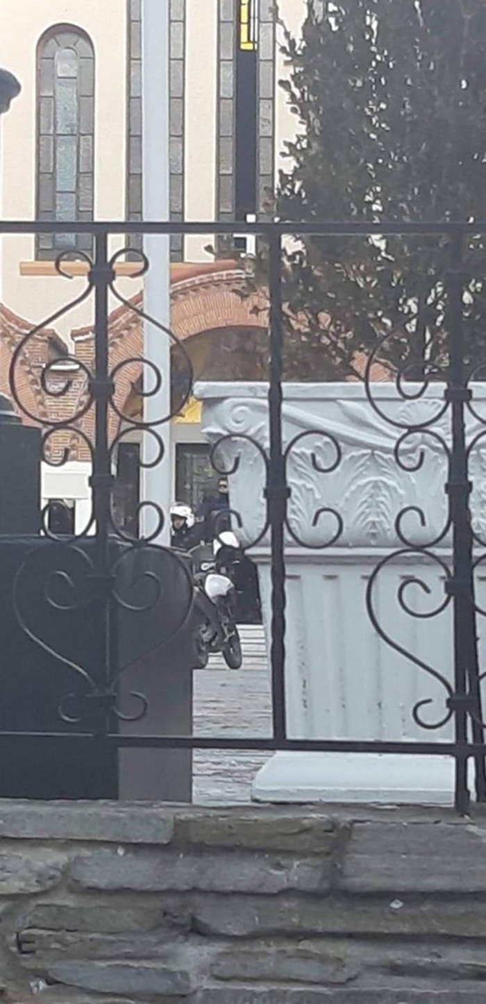 Σέρρες: Γυμνός άνδρας στη Μητρόπολη -Ζητούσε να βαφτιστεί [εικόνες] - εικόνα 2