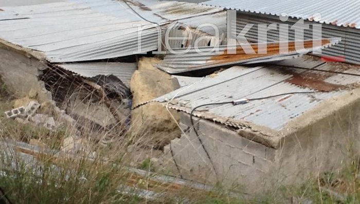 Σκηνές τρόμου στην Κρήτη: Βράχος έπεσε πάνω σε σπίτι