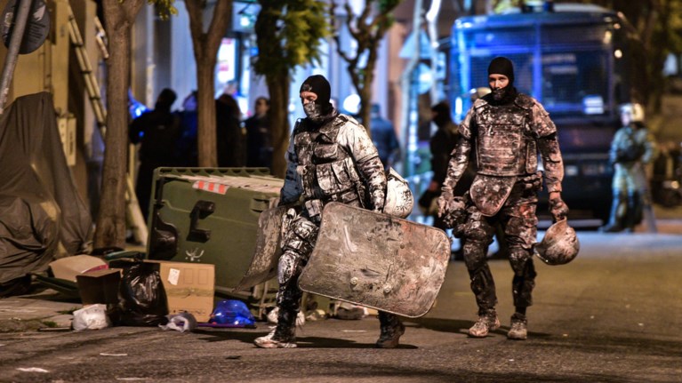 Αποτέλεσμα εικόνας για κουκακι τσιμεντόλιθοι κατα ΜΑΤ