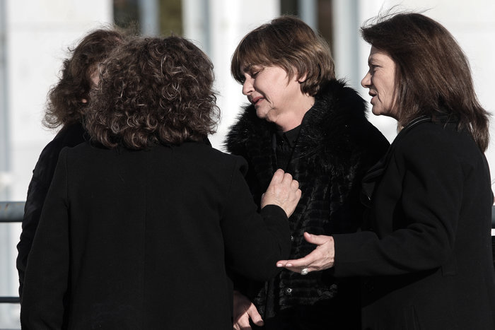 Η αγκαλιά της Μάγδας Φύσσα στη μητέρα της Ελένης Τοπαλούδη [εικόνες]