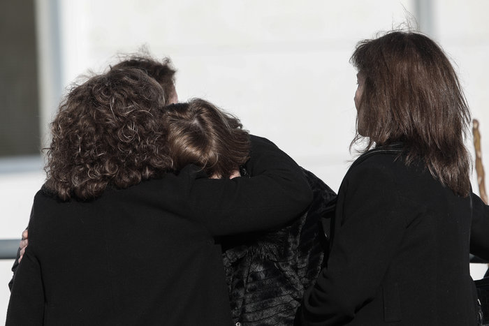 Η αγκαλιά της Μάγδας Φύσσα στη μητέρα της Ελένης Τοπαλούδη [εικόνες] - εικόνα 2