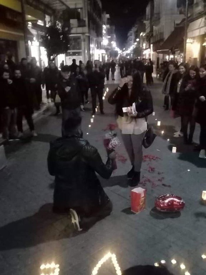 Πάτρα: Πρόταση γάμου με κεριά & σημειώματα δημοσίως - Αποθεώθηκε [εικόνες]