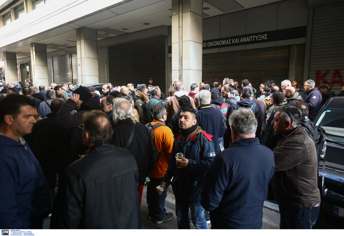 Επεισόδια στο υπουργείο Ανάπτυξης: Εριξε χημικά η ΕΛΑΣ