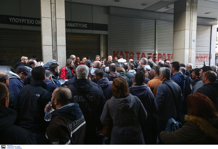 Επεισόδια στο υπουργείο Ανάπτυξης: Εριξε χημικά η ΕΛΑΣ - εικόνα 2