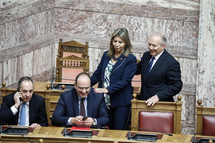 Γέλια, αγκαλιές και «πηγαδάκια» πριν την προεδρική εκλογή [εικόνες]