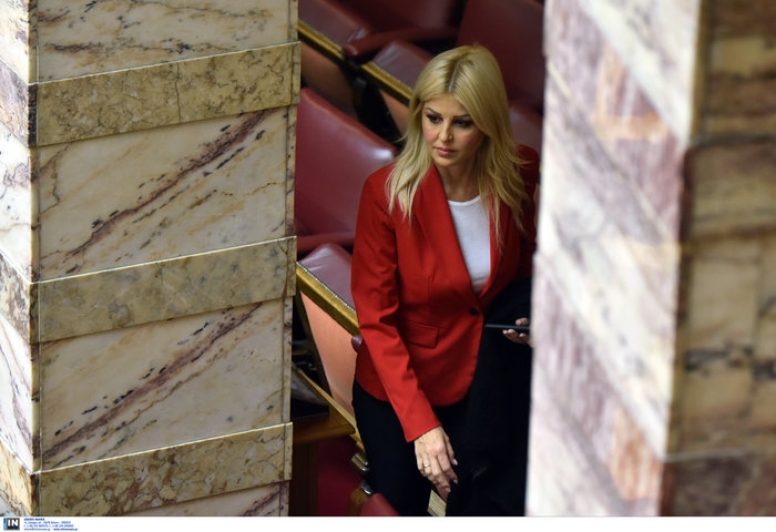 Φωτιά στα κόκκινα οι κυρίες της Βουλής: Τα look της ψηφοφορίας [εικόνες]