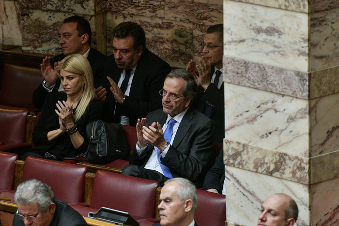 Επανεμφάνιση Σαμαρά στη Βουλή μετά το σάλο: Ανετος και χαλαρός [εικόνες]