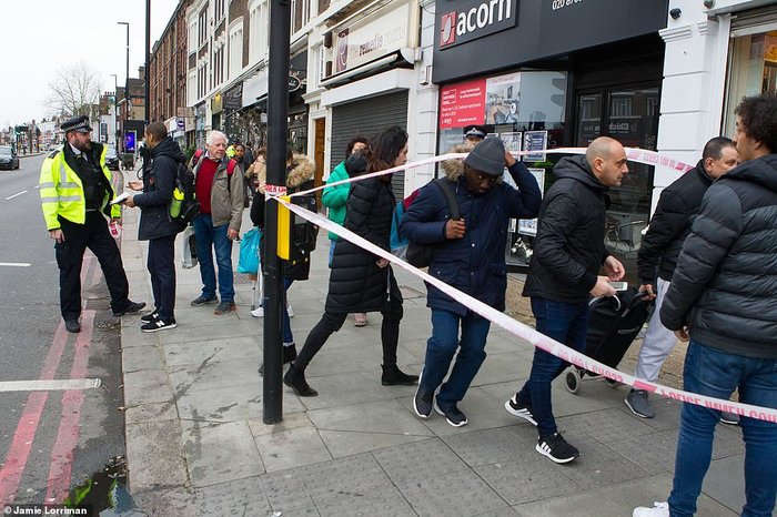 Τρομοκρατική επίθεση στο Λονδίνο: Μαχαίρωσε 2 πολίτες ο δράστης - εικόνα 2