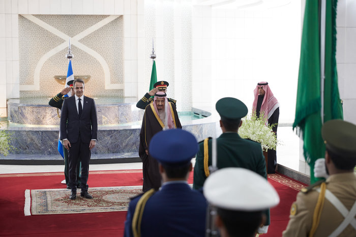 Συνάντηση Μητσοτάκη με βασιλιά Σαλμάν: Συνεργασία σε επενδύσεις, άμυνα