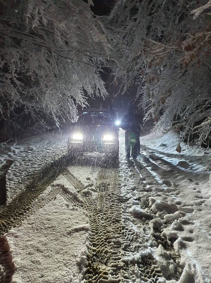 Οδηγός εγκλωβίστηκε από τον χιονιά στο Αρδαμέρι-Φωτό από την επιχέιρηση