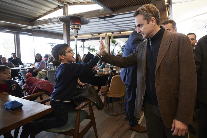 Μητσοτάκης:Η ατάκα σε παρέα που κάπνιζε έξω από καφέ - μπαρ