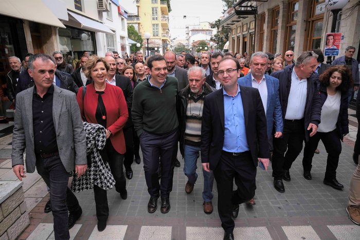Η βόλτα Τσίπρα στα Γιάννενα - Το απρόσμενο δώρο που του έκαναν