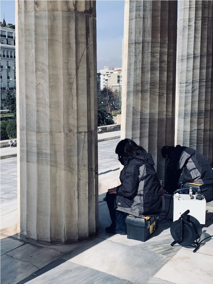 Βουλή: Γιατί έφεραν ειδικό συνεργείο για καθαρισμό των μαρμάρων