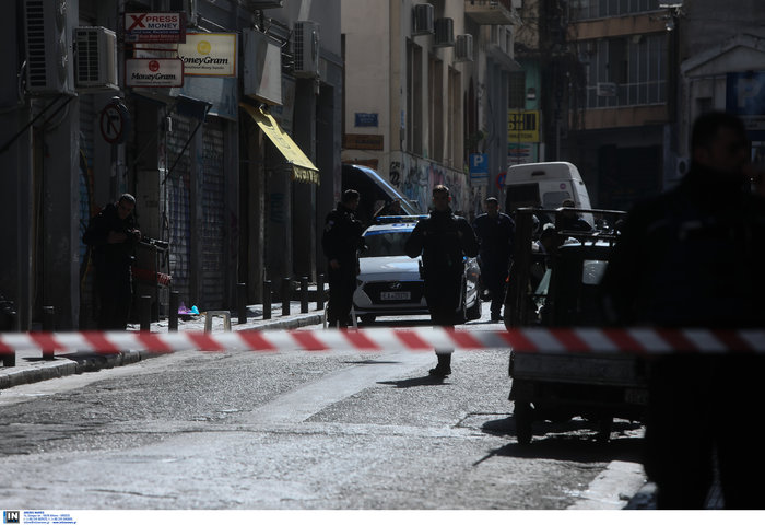 Καρέ καρέ το «πεδίο μάχης» στη Μενάνδρου μετά τη συμπλοκή - εικόνα 2