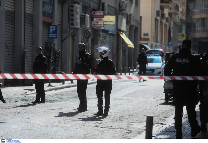 Καρέ καρέ το «πεδίο μάχης» στη Μενάνδρου μετά τη συμπλοκή - εικόνα 3