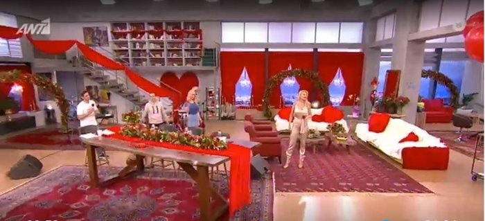 Φουλ στα κόκκινα λουλούδια το πλατό της ερωτευμένης Σκορδά [Εικόνες]