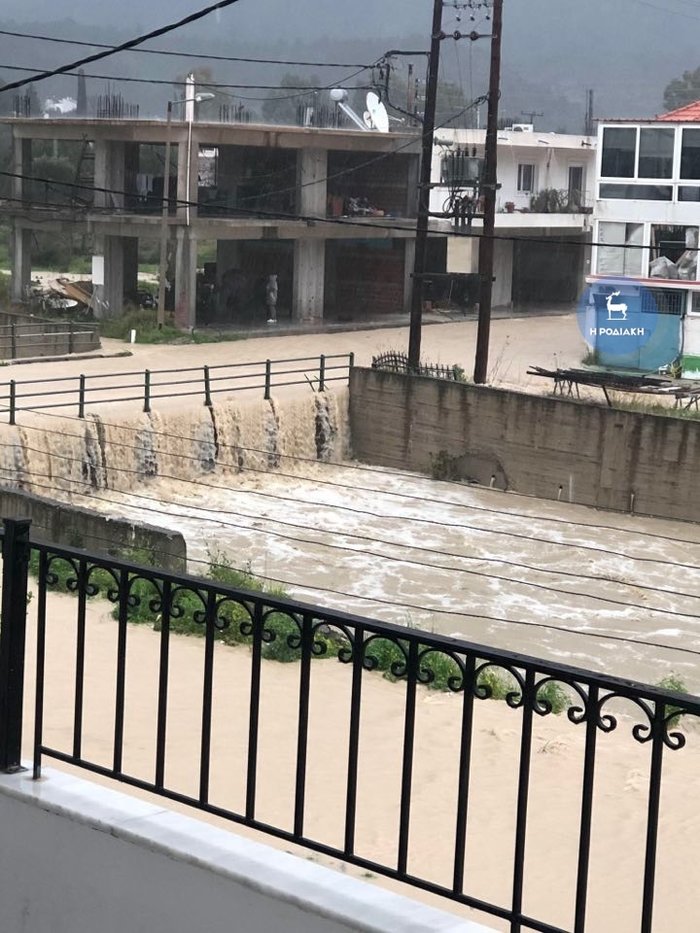 Η Ρόδος έγινε… Βενετία: Βγήκαν τα κανό στους δρόμους! [βίντεο] - εικόνα 3